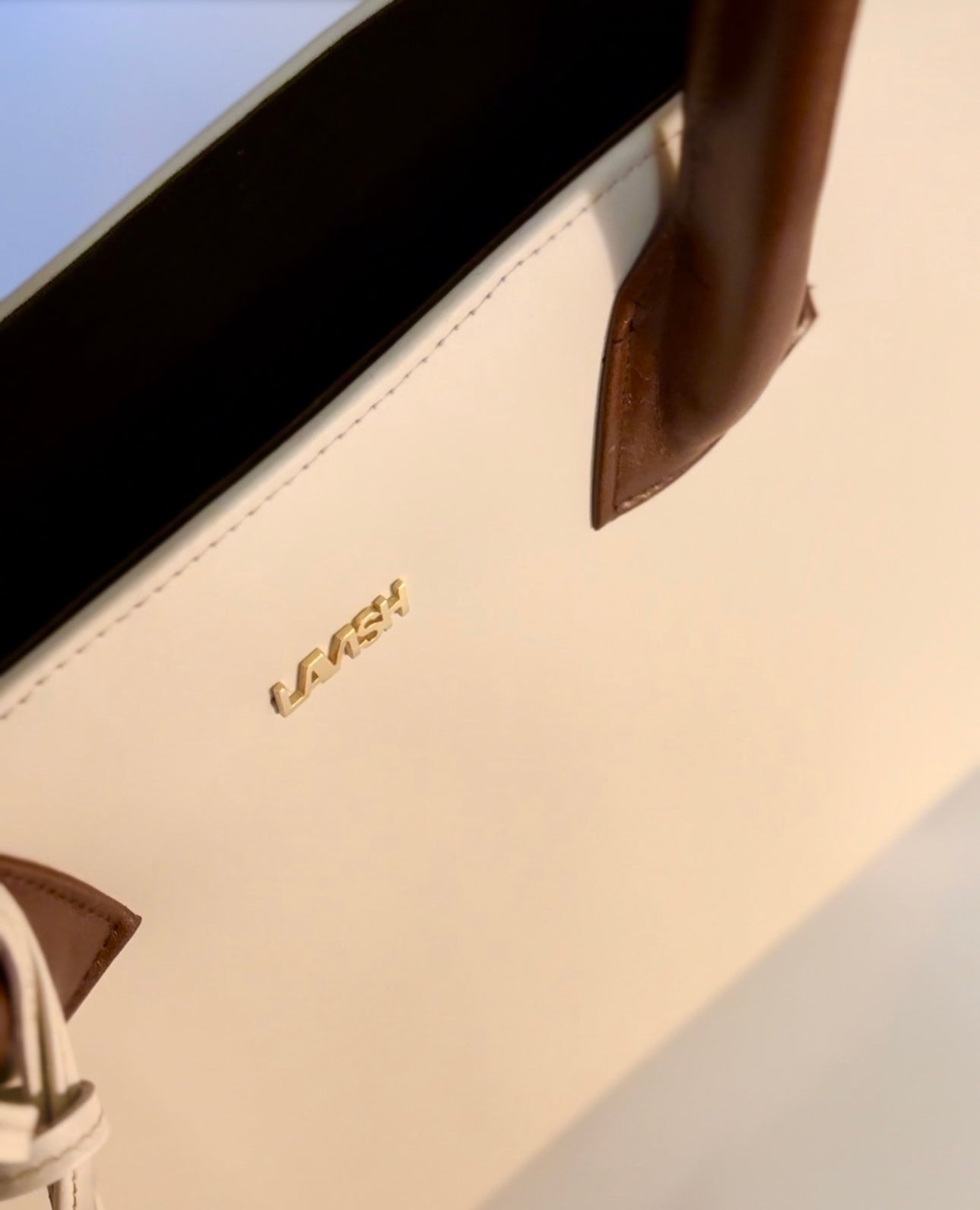 THE LĀVISH TOTE - Off-white.